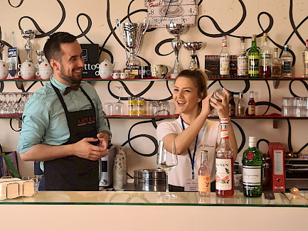 Polaznica programa na praksi modula Bartending unutar Visoke škole Aspira