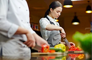 POMOĆNI RADNIK U KUHINJI (m/ž) - TURISTIČKO NASELJE, Biograd na moru