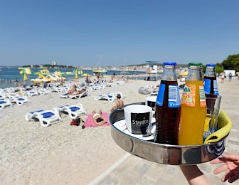 Dok turistički djelatnici još slave uspjeh ove sezone, nad iduću su se nadvili vrlo tmurni oblaci; već je počela borba za svakog radnika, a nedostaje ih čak 40.000