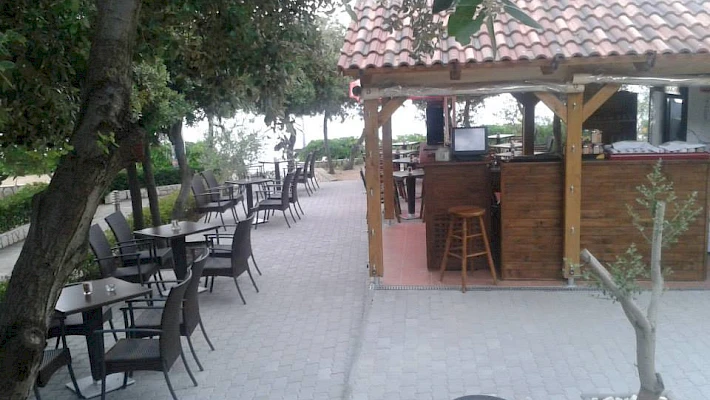 Konobar (m/ž) u caffe baru