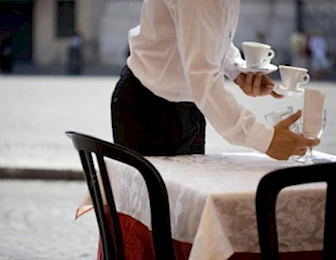 Ispovijest konobarice poznatog kafića: ‘Mušterije se na nas izderavaju i prijete da će nam srediti otkaz’