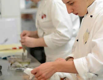 Unatoč povećanju plaća i beneficija te uvozu stranih radnika, stanje je i dalje alarmantno