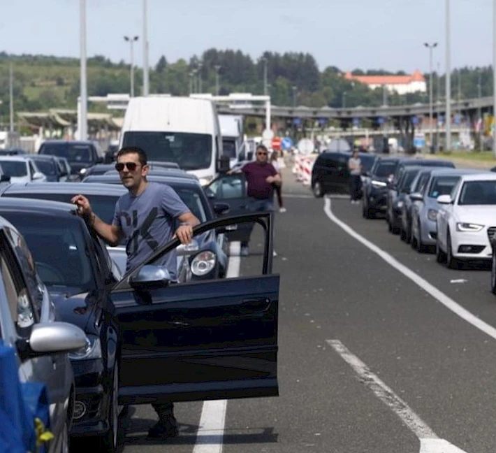 [GUŽVE NA BREGANI] Čeka se po tri sata, putnici su ogorčeni: Nećemo doći na more ako se tako nastavi