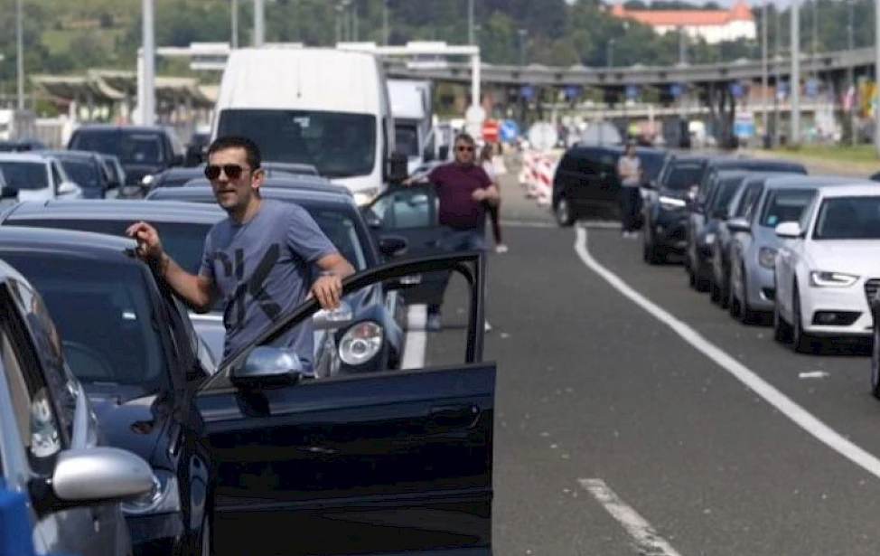 [GUŽVE NA BREGANI] Čeka se po tri sata, putnici su ogorčeni: Nećemo doći na more ako se tako nastavi